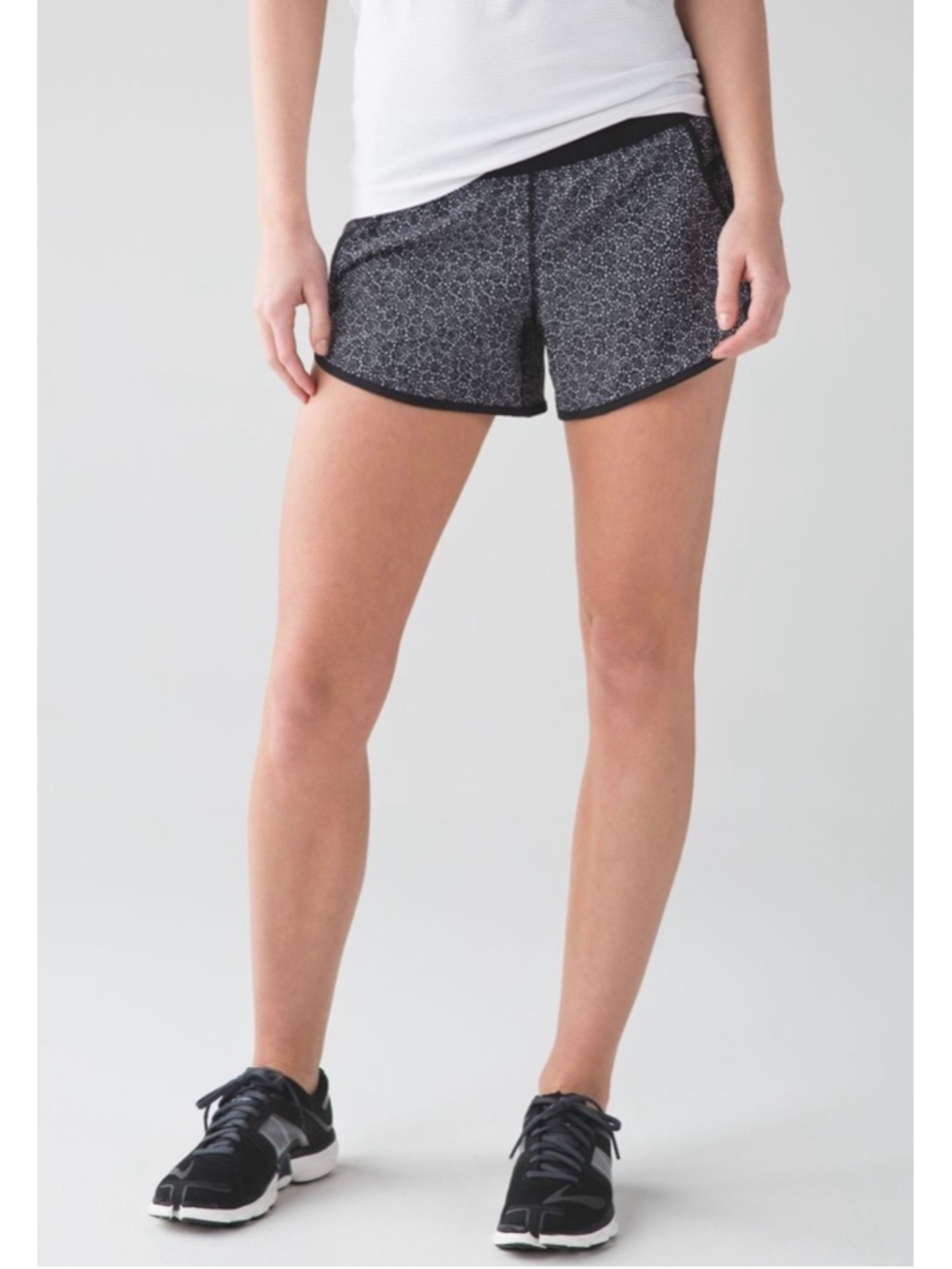 Lululemon Tracker Short IV 4” Size 6 Freckle Flower Black White Running